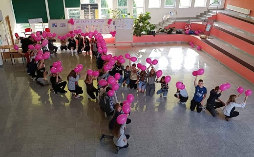 Uenici s ruiastim balonima u holu kole